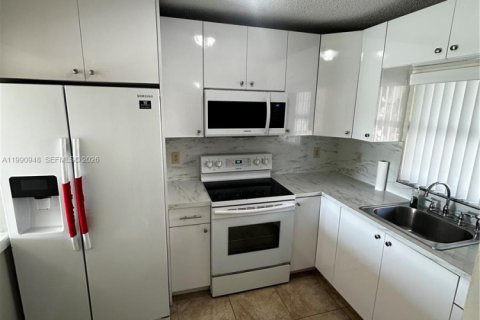 Condominio en Hialeah, Florida, 2 dormitorios  № 2057499