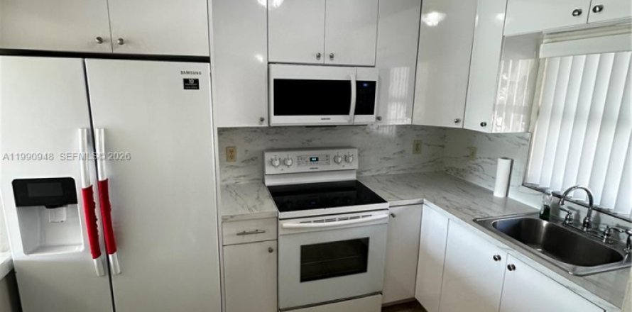 Condominio en Hialeah, Florida, 2 dormitorios  № 2057499
