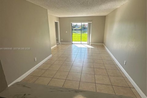 Condominio en alquiler en Hialeah, Florida, 2 dormitorios, 71.53 m2 № 2057499 - foto 3