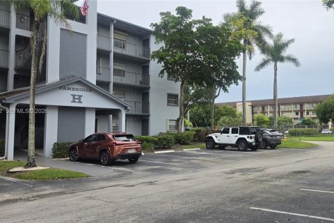Copropriété à louer à Pembroke Pines, Floride: 1 chambre, 97.08 m2 № 2390706 - photo 11