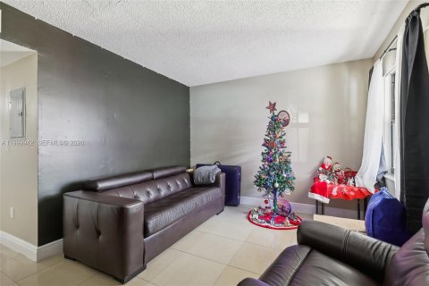 Touwnhouse à vendre à Miami, Floride: 2 chambres, 88.44 m2 № 2064676 - photo 8