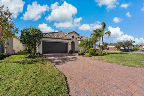 House in Bradenton, Florida 4 bedrooms, 185.71 sq.m. № 2218260 - photo 2