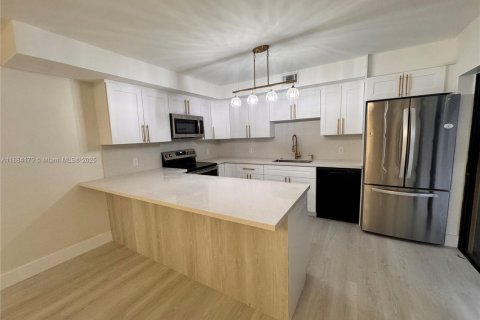 Townhouse in Greenacres, Florida 3 bedrooms, 138.24 sq.m. № 2012373 - photo 3