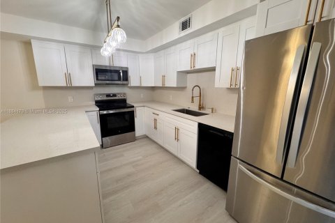 Townhouse in Greenacres, Florida 3 bedrooms, 138.24 sq.m. № 2012373 - photo 2