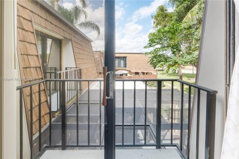 Townhouse in Greenacres, Florida 3 bedrooms, 138.24 sq.m. № 2012373 - photo 16