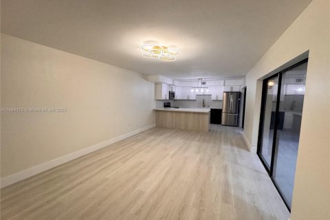 Townhouse in Greenacres, Florida 3 bedrooms, 138.24 sq.m. № 2012373 - photo 4