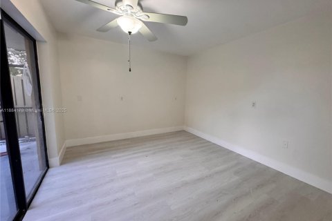 Townhouse in Greenacres, Florida 3 bedrooms, 138.24 sq.m. № 2012373 - photo 7