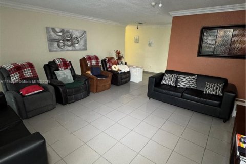 Casa en venta en Miami, Florida, 3 dormitorios, 152.55 m2 № 1946101 - foto 3