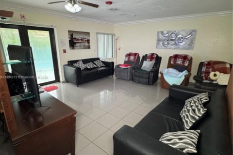 Casa en venta en Miami, Florida, 3 dormitorios, 152.55 m2 № 1946101 - foto 4
