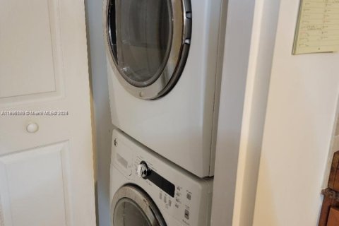 Condo in Miami, Florida, 1 bedroom  № 1946914 - photo 6