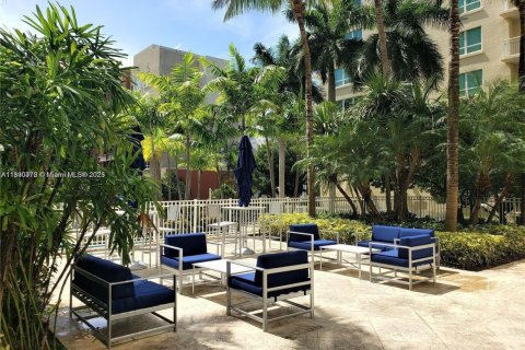 Condo in Miami, Florida, 1 bedroom  № 1946914 - photo 11