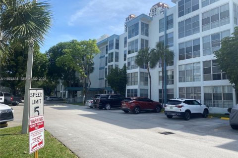 Condominio en Sunny Isles Beach, Florida, 1 dormitorio  № 2055415