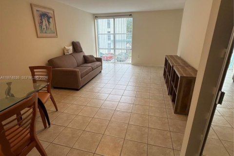 Condominio en alquiler en Sunny Isles Beach, Florida, 1 dormitorio, 57.6 m2 № 2055415 - foto 10