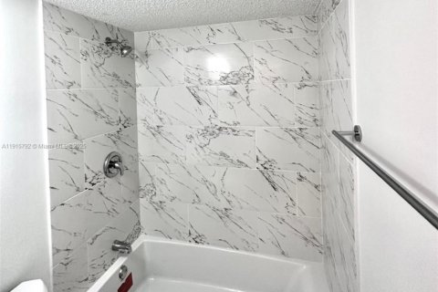 Copropriété à vendre à Pompano Beach, Floride: 2 chambres, 74.32 m2 № 1971823 - photo 7