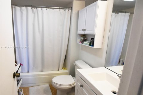 Condo in Miami, Florida, 3 bedrooms  № 2052818 - photo 16