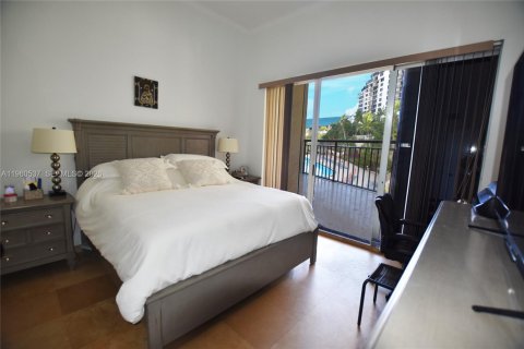 Condo in Miami, Florida, 3 bedrooms  № 2052818 - photo 13