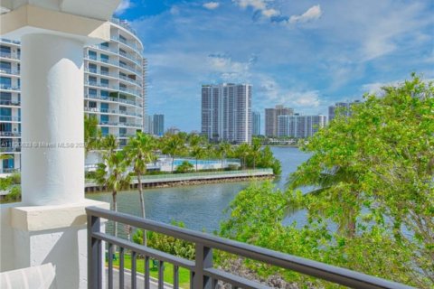 Apartment in Aventura, Florida 2 bedrooms, 110.65 sq.m. № 1888976 - photo 1