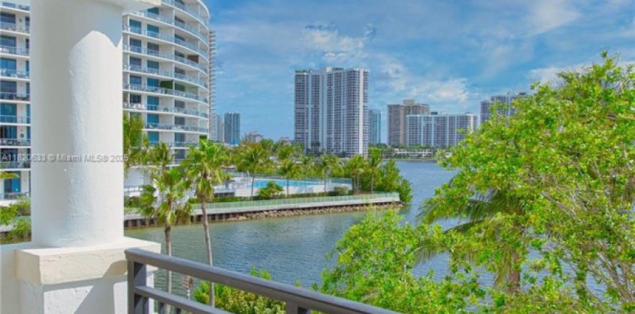 Apartment in Aventura, Florida 2 bedrooms, 110.65 sq.m. № 1888976
