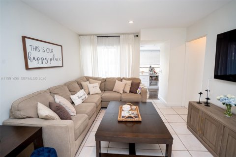 Villa ou maison à vendre à Miami, Floride: 4 chambres, 180.14 m2 № 2058481 - photo 15