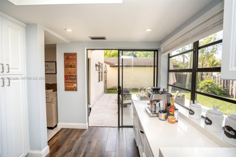 Villa ou maison à vendre à Miami, Floride: 4 chambres, 180.14 m2 № 2058481 - photo 8