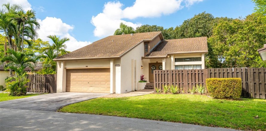 Villa ou maison à Miami, Floride 4 chambres, 180.14 m2 № 2058481