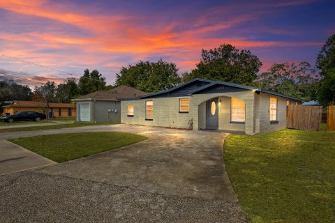 House in Tampa, Florida 3 bedrooms, 146.51 sq.m. № 2330023