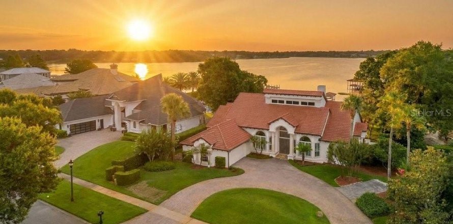 House in Windermere, Florida 4 bedrooms, 306.3 sq.m. № 2195911