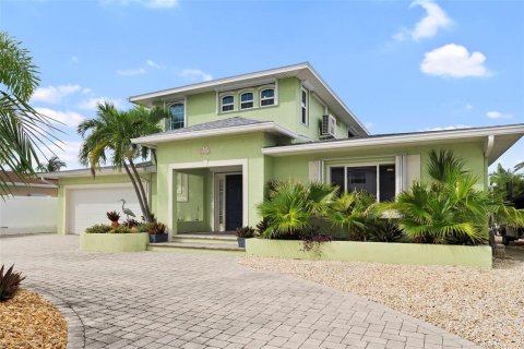 House in Saint Pete Beach, Florida 3 bedrooms, 230.96 sq.m. № 1902991 - photo 5