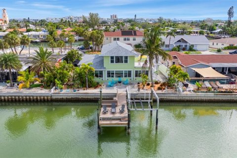 House in Saint Pete Beach, Florida 3 bedrooms, 230.96 sq.m. № 1902991 - photo 3