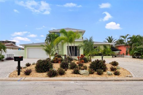 House in Saint Pete Beach, Florida 3 bedrooms, 230.96 sq.m. № 1902991 - photo 4