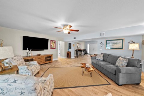 House in Saint Pete Beach, Florida 3 bedrooms, 230.96 sq.m. № 1902991 - photo 9