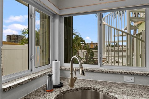 House in Saint Pete Beach, Florida 3 bedrooms, 230.96 sq.m. № 1902991 - photo 15