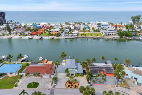 House in Saint Pete Beach, Florida 3 bedrooms, 230.96 sq.m. № 1902991 - photo 2