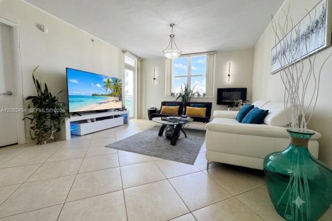 Copropriété à louer à Hollywood, Floride: 2 chambres, 108.7 m2 № 2346821 - photo 4