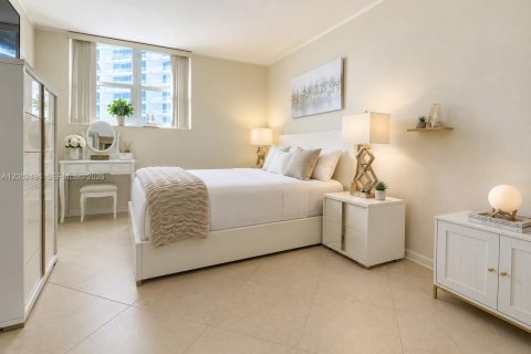 Copropriété à louer à Hollywood, Floride: 2 chambres, 108.7 m2 № 2346821 - photo 16