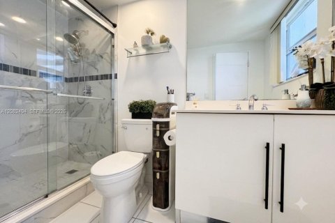 Copropriété à louer à Hollywood, Floride: 2 chambres, 108.7 m2 № 2346821 - photo 14