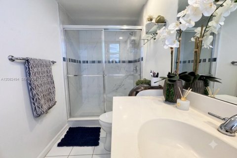 Copropriété à louer à Hollywood, Floride: 2 chambres, 108.7 m2 № 2346821 - photo 12