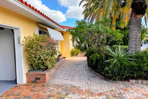 Villa ou maison à vendre à Saint Pete Beach, Floride: 2 chambres, 106.19 m2 № 2429332 - photo 9