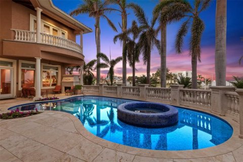 House in Tierra Verde, Florida 4 bedrooms, 514.21 sq.m. № 1534452 - photo 12