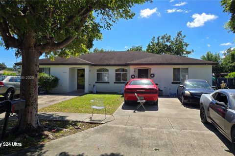 Propiedad comercial en venta en Miami, Florida, 222.97 m2 № 2081887 - foto 1