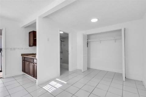 Casa en alquiler en Miami, Florida, 1 dormitorio, 251.86 m2 № 2060856 - foto 3