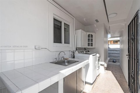 Casa en alquiler en Miami, Florida, 1 dormitorio, 251.86 m2 № 2060856 - foto 5