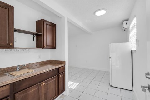 Casa en Miami, Florida 1 dormitorio, 251.86 m2 № 2060856