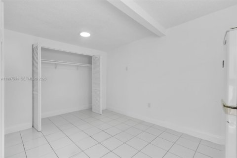 Casa en alquiler en Miami, Florida, 1 dormitorio, 251.86 m2 № 2060856 - foto 2