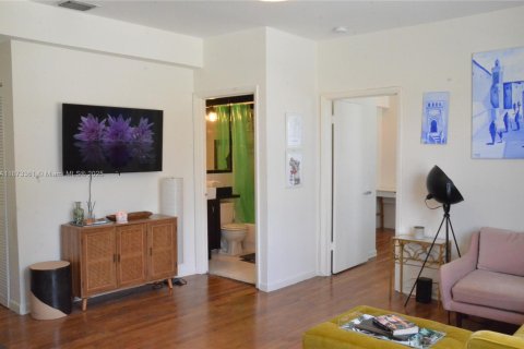 Condo in Miami Beach, Florida, 1 bedroom  № 1929313 - photo 3