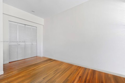 Condo in Miami Beach, Florida, 1 bedroom  № 1929313 - photo 9