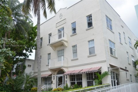 Condo in Miami Beach, Florida, 1 bedroom  № 1929313 - photo 1