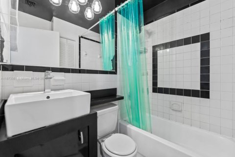 Condo in Miami Beach, Florida, 1 bedroom  № 1929313 - photo 11
