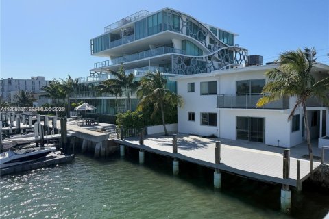 Condominio en Miami Beach, Florida, 2 dormitorios  № 2006369