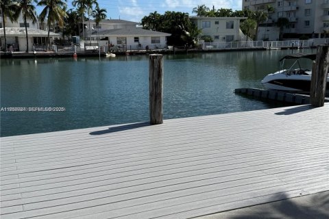 Снять в аренду кондоминиум в Майами-Бич, Флорида 2 спальни, 85.84м2, № 2006369 - фото 2